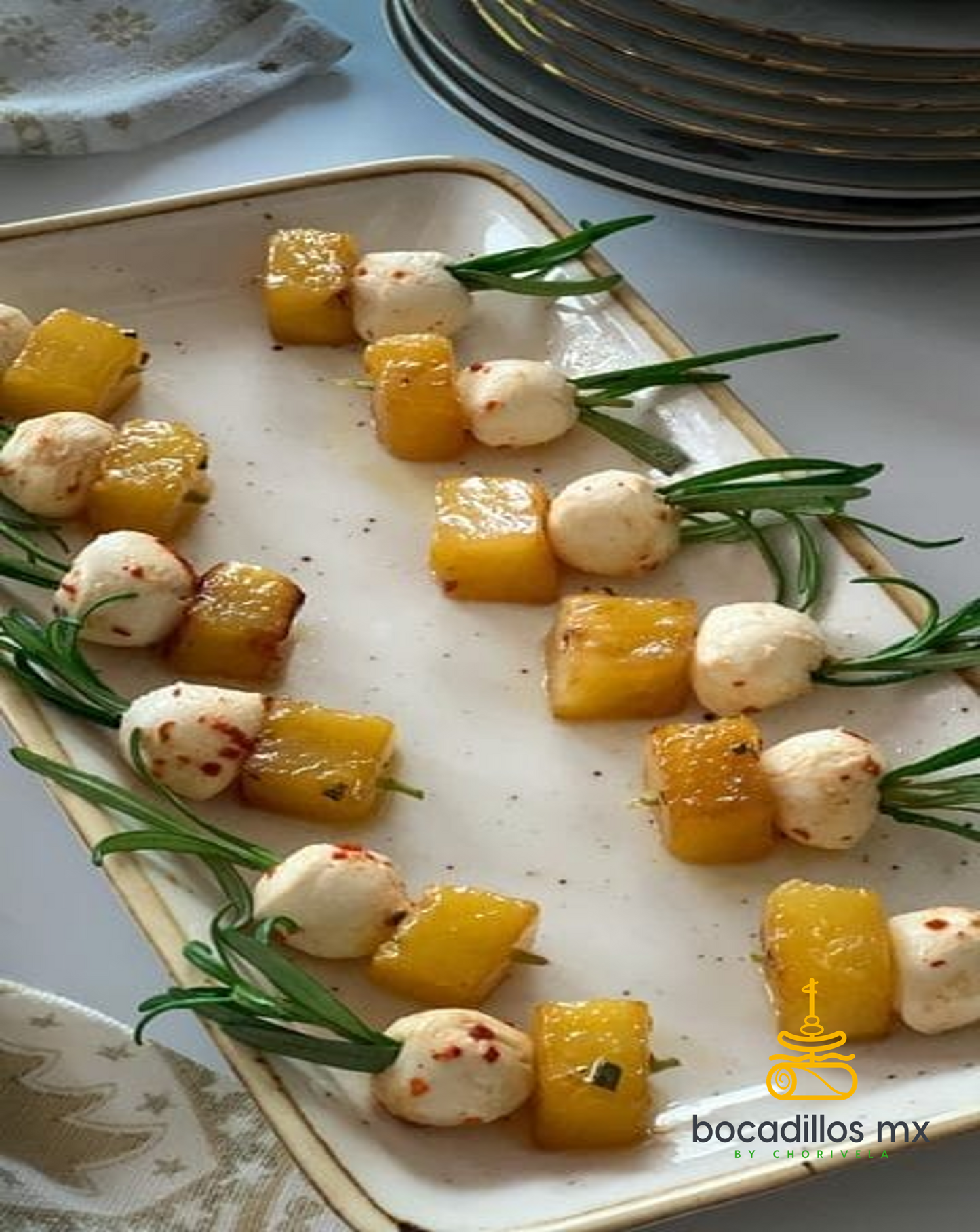 Brocheta de mozzarela con piña