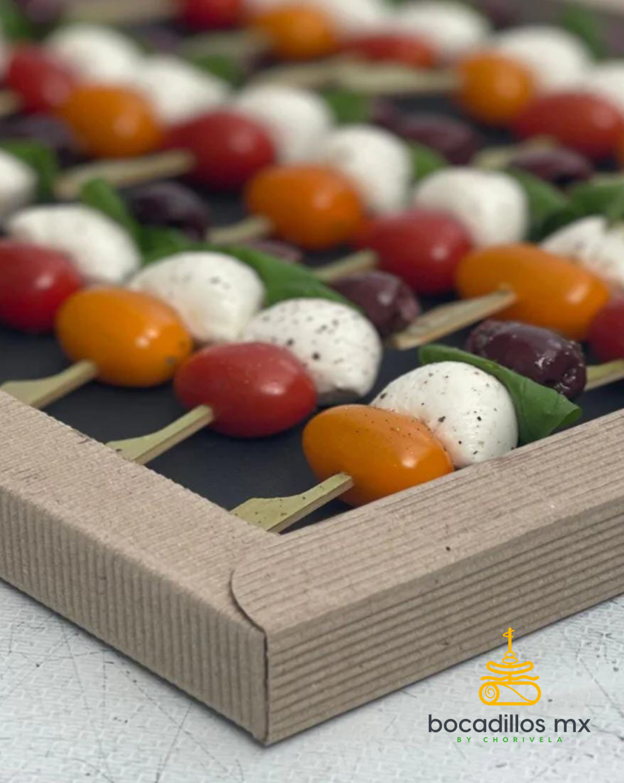 Brochetas De Tomate Cherry, Aceitunas Negras Y Mozzarella