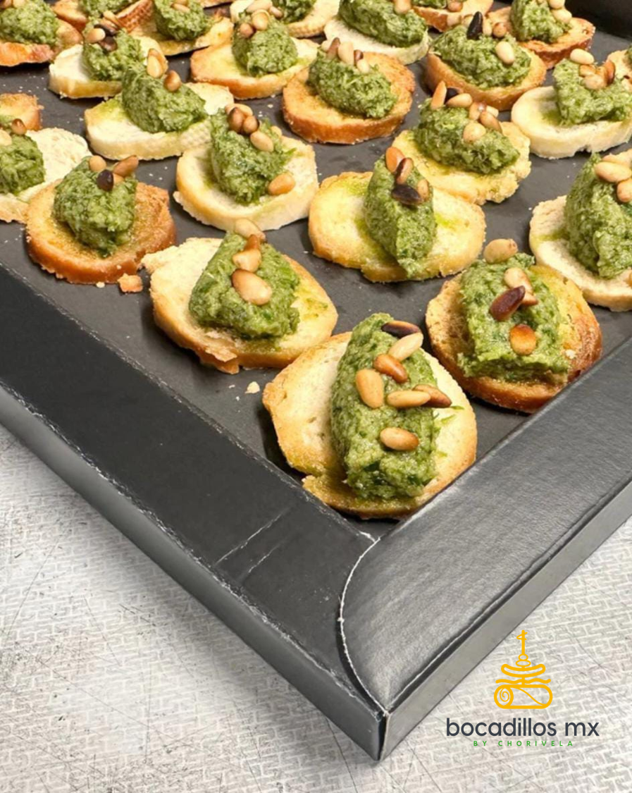 Bruschetta de ajo con salsa pesto y piñones tostados