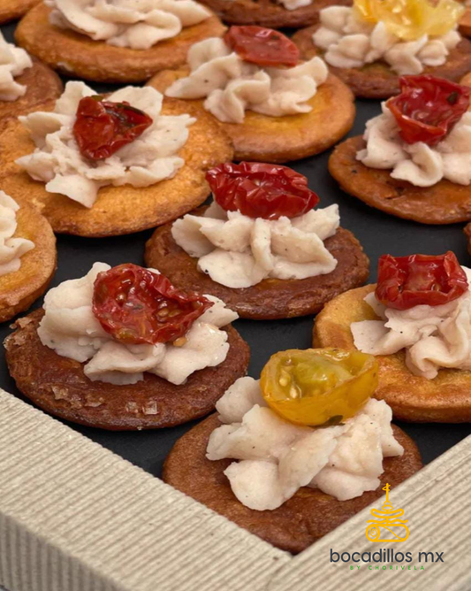 Costra de garbanzos con puré de judías y tomate cherry