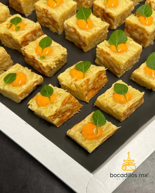 Cubitos de tortilla española y mayonesa de pimiento rojo