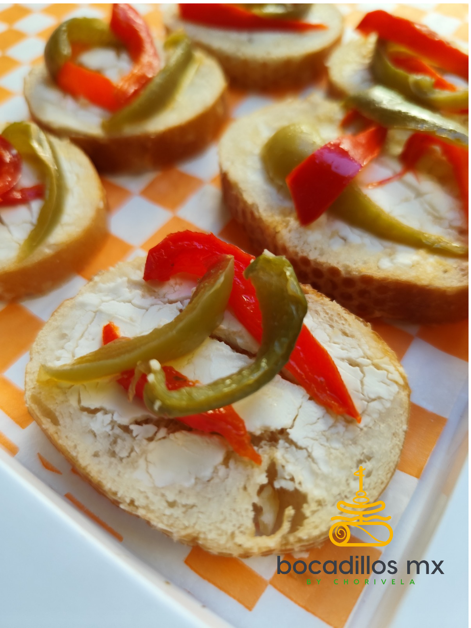 Montado de queso de cabra con pimientos