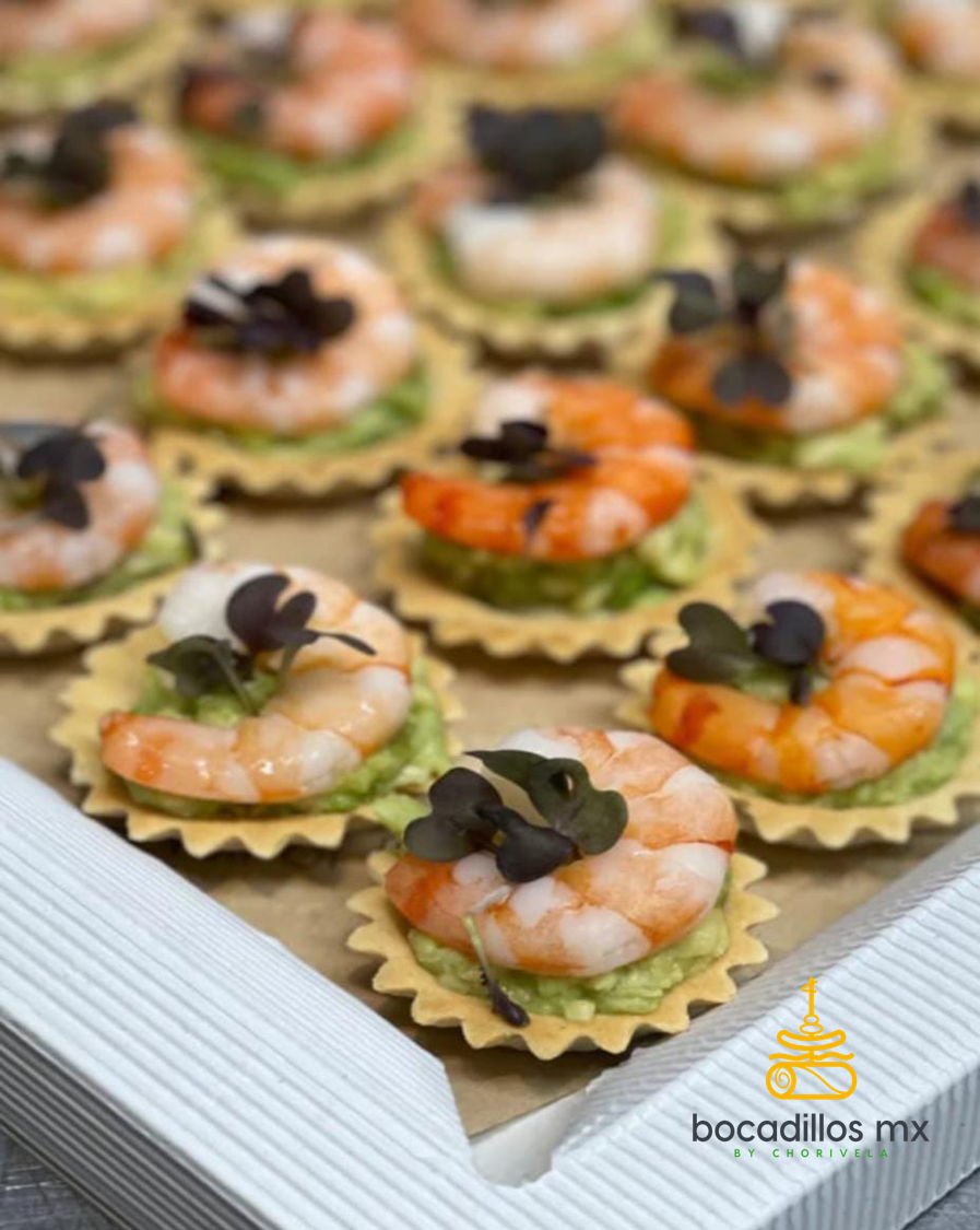 Gambas Escalfadas Sobre Tartaletas De Aguacate Y Chutney De Tomate Picante