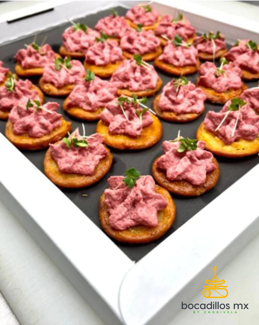 Hummus de remolacha sobre costra de garbanzo