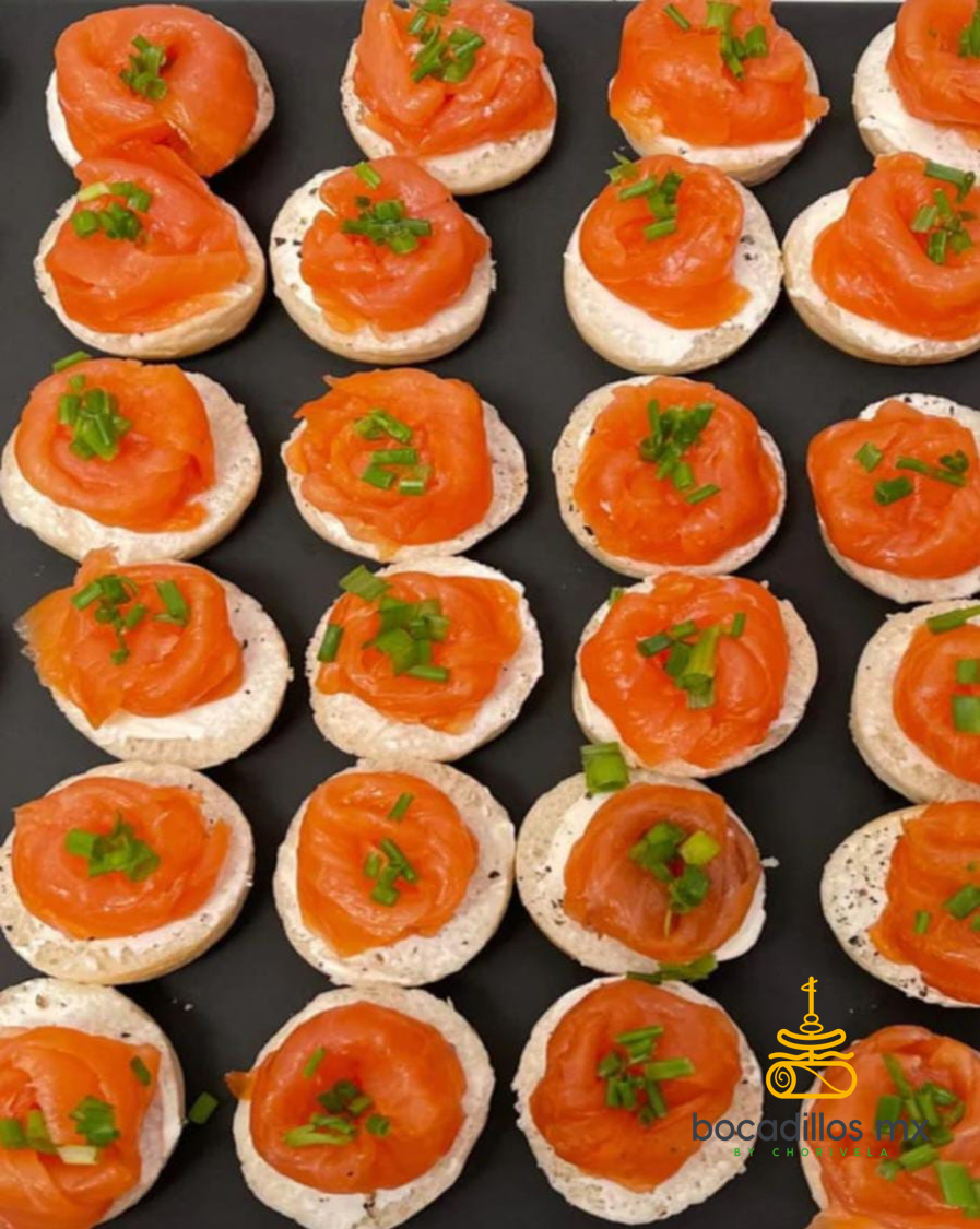 Mini Bagels con Rosas de Salmón Ahumado