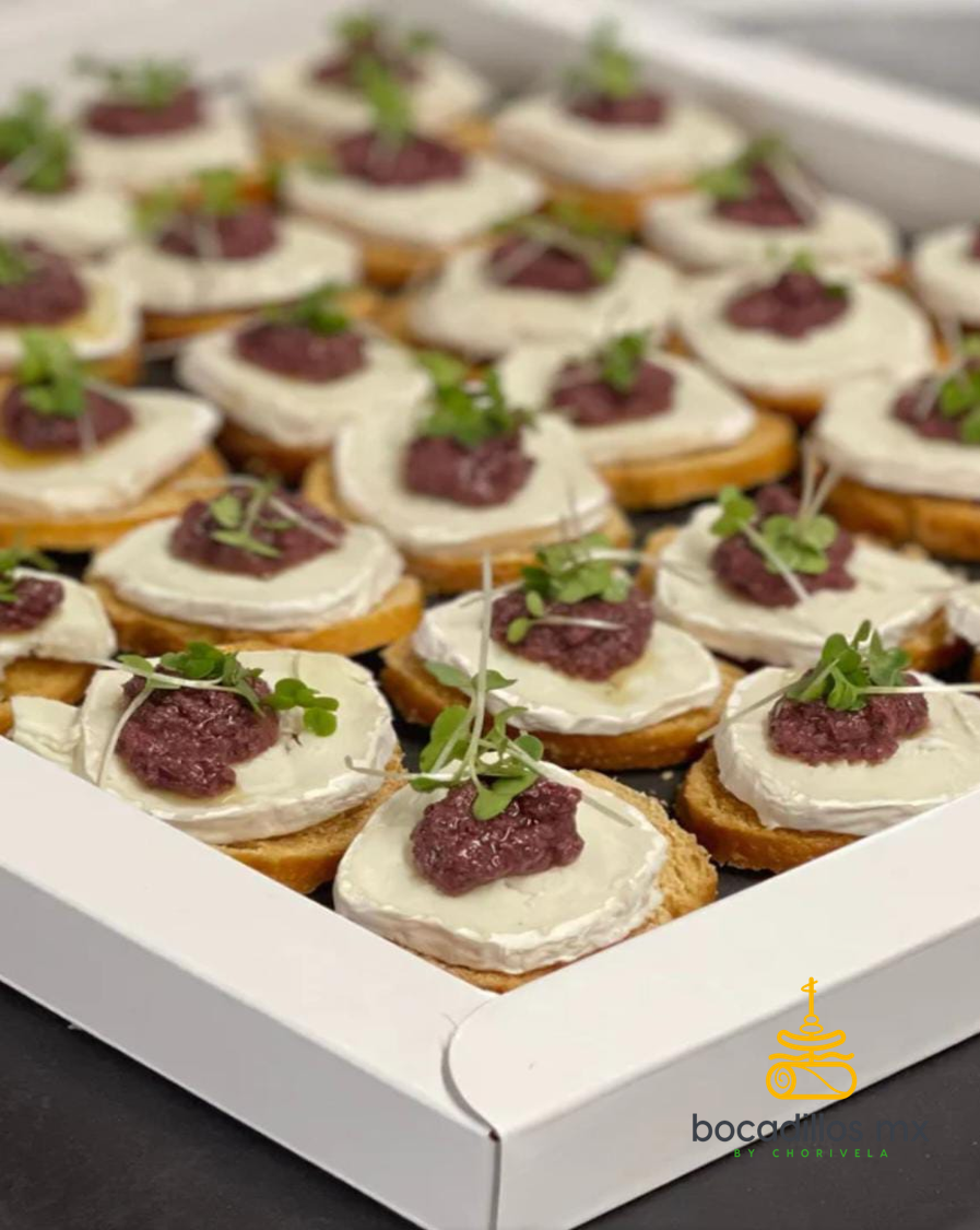 Mini Bruschetta Con Tapenade De Aceitunas Negras