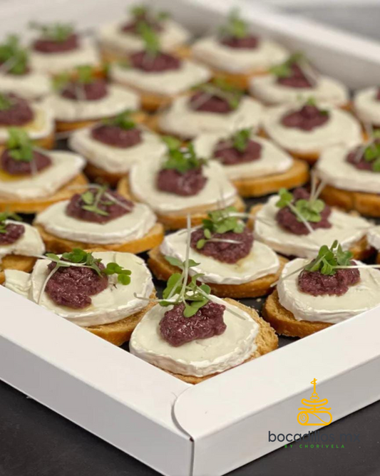 Mini Bruschetta Con Tapenade De Aceitunas Negras