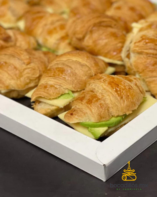 Mini Croissant con Aguacate y Requesón (Bandeja con 16 piezas)
