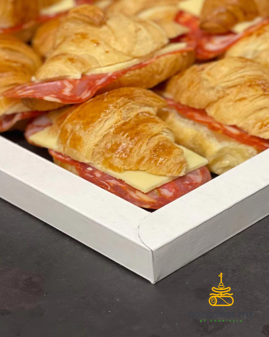 Mini Croissant con salami y queso
