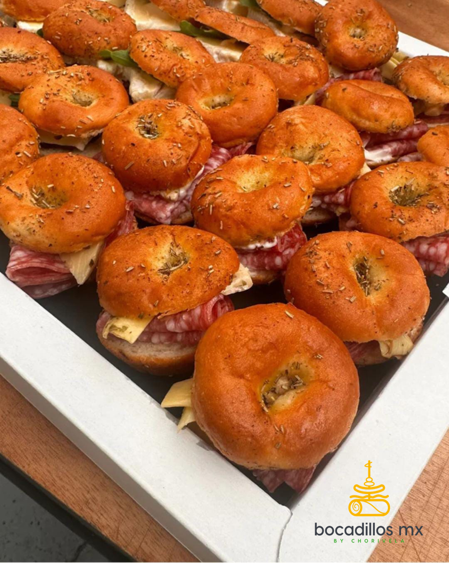 Mini focaccia con salami y alcachofas en escabeche