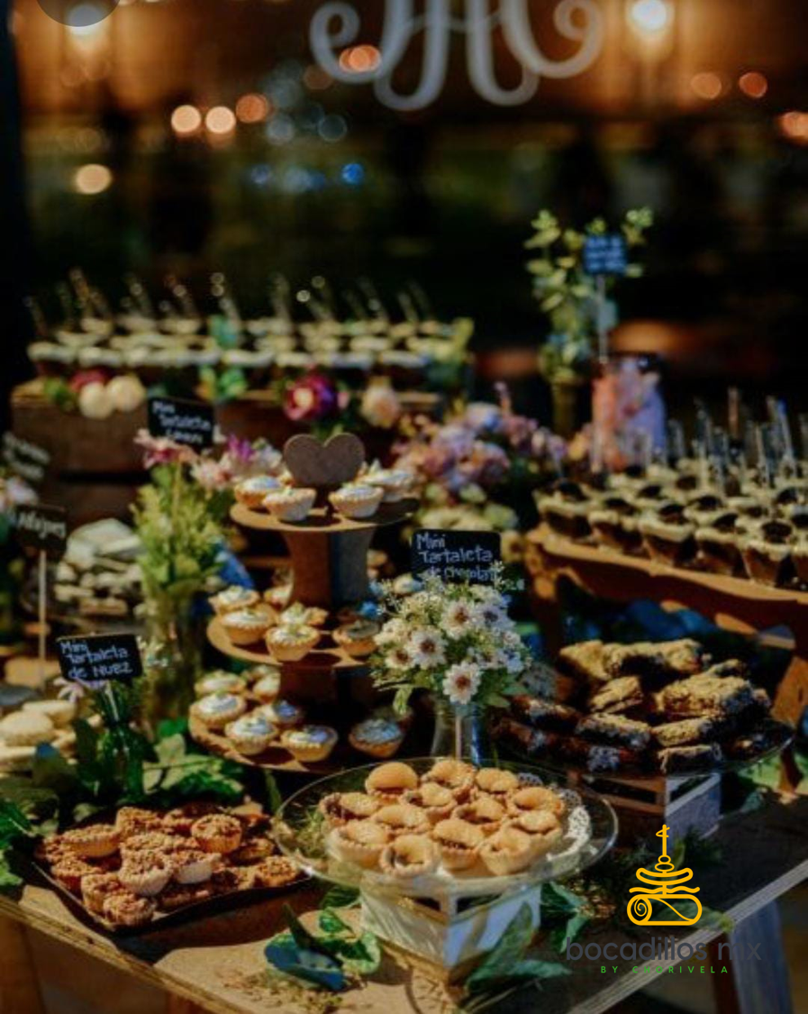 Servicio de mesa montada con decoración floral para canapés y bocadillos