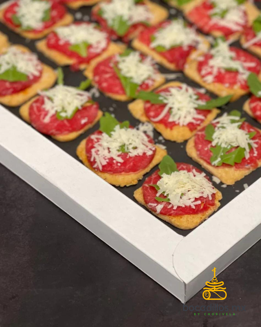 Carpaccio de ternera sobre biscotti de parmesano