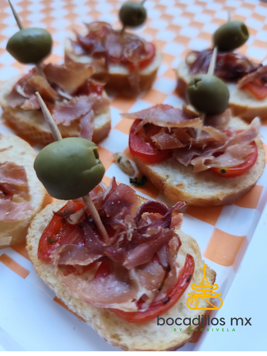 Crostini de jamón serrano, jitomate y aceituna