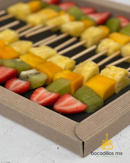 Frutas Exóticas En Brochetas De Piña, Melón Y Kiwi