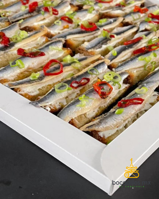 Mascarpone de anchoas al limón sobre bruschetta de ajo