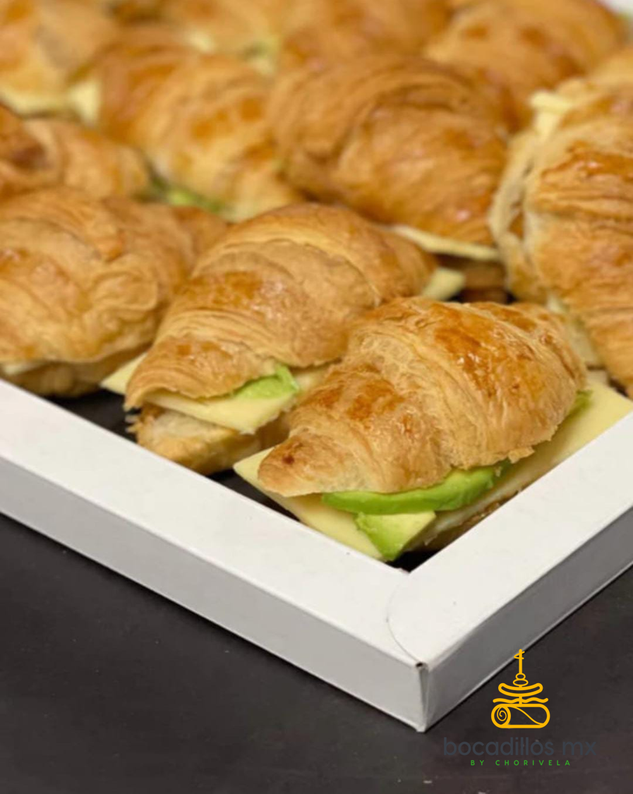 Mini Croissant con Aguacate y Requesón