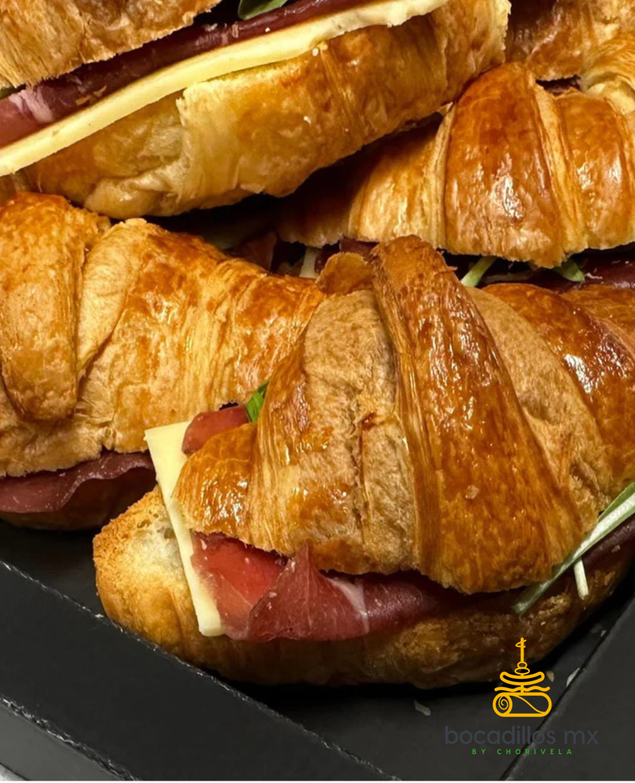 Mini Croissant con jamón serrano y queso