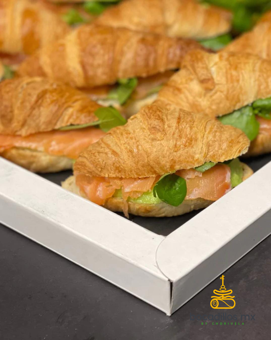 Mini Croissant con salmón y aguacate