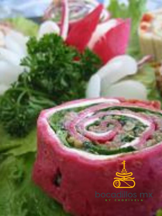 Rollo de crepas de colores con espinaca y salmón