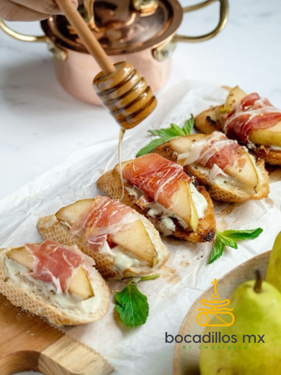 Crostini de jamón serrano, pera y queso azul