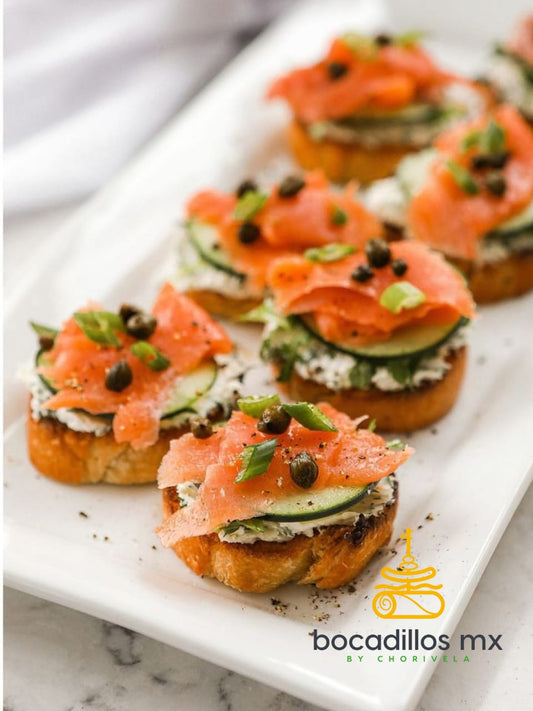 Crostini de salmón, alcaparras, pepino y queso crema