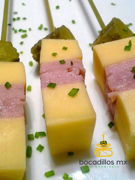 Brocheta de queso con jamón ahumado y pepinillo