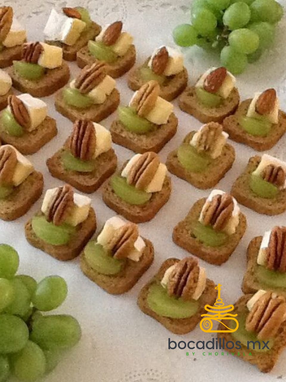 Canapé de camembert con uva y nuez