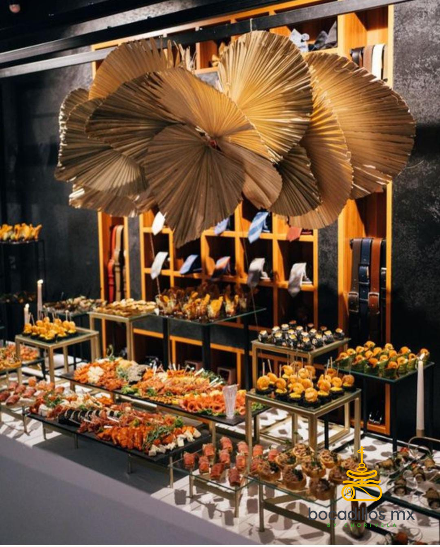 Servicio de mesa montada con decoración floral para canapés y bocadillos